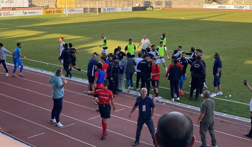 İnegöl Kafkasspor penaltı kazandı, saha bir anda karıştı