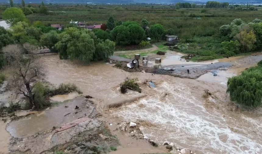 Bursa İznik'te Çakırca Deresi taştı! Tarım arazileri sular altında kaldı