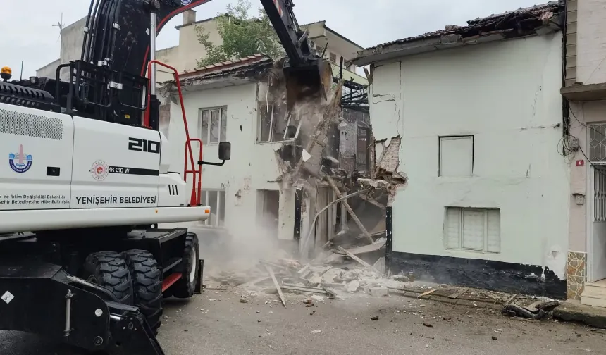 Bursa Yenişehir'de metruk binalar tek tek yıkılıyor