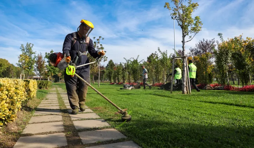 Bursa'da park ve bahçelere düzenli bakım