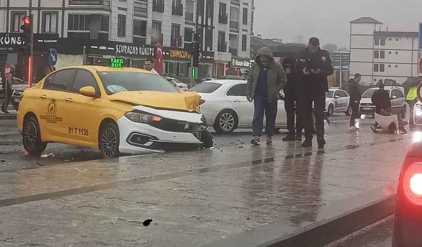 Düzce'de ticari taksi ile otomobil çarpıştı: 4 yaralı