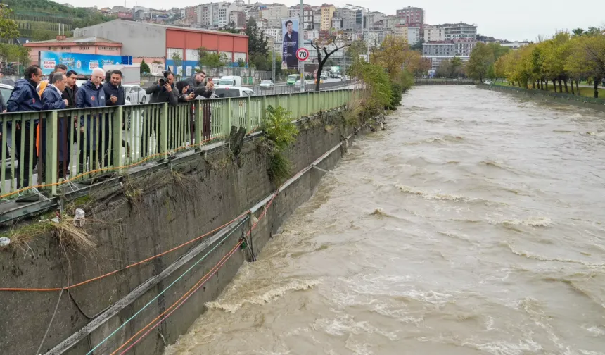 Vali Davut Gül, Kağıthane'de sağanak yağış sonrası incelemelerde bulundu