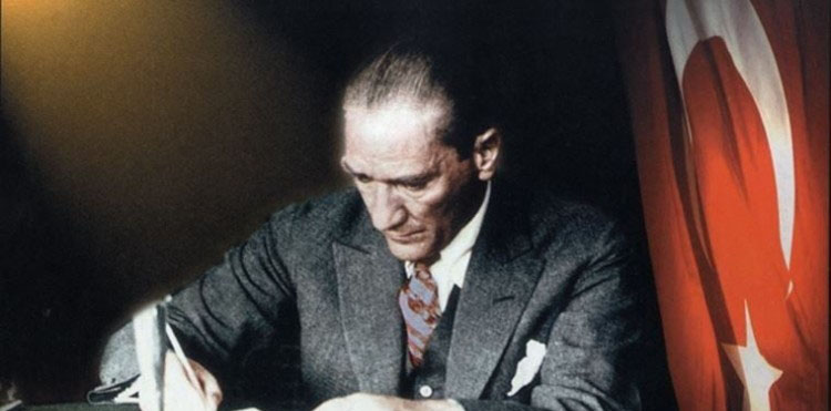 Mustafa Kemal Atatürk

Görev Süresi: 29 Ekim 1923 - 29 Ekim 1923

Memleketi: Selânik

29 Ekim 1923 yılında Cumhuriyet ilan edildi ve Atatürk ilk cumhurbaşkanı seçildi. 1927,1931, 1935 yıllarında TBMM Atatürk'ü yeniden cumhurbaşkanlığına seçti.