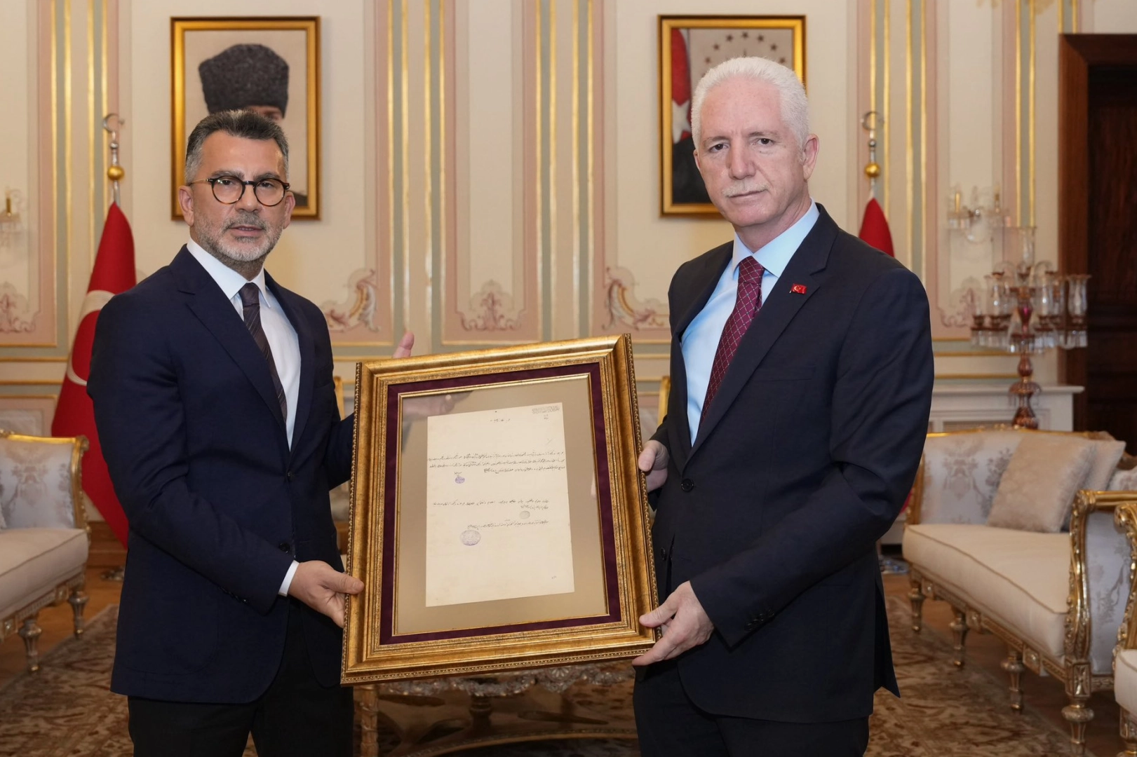 66 yıl sonra bulunan 127 yıllık mektup İstanbul Valiliği'ne teslim edildi