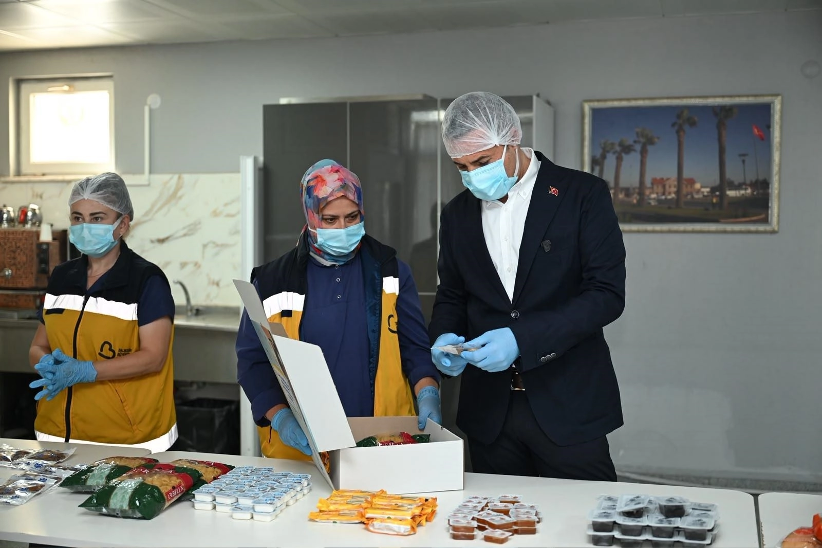 Balıkesir'de öğrencilere beslenme paketi desteği