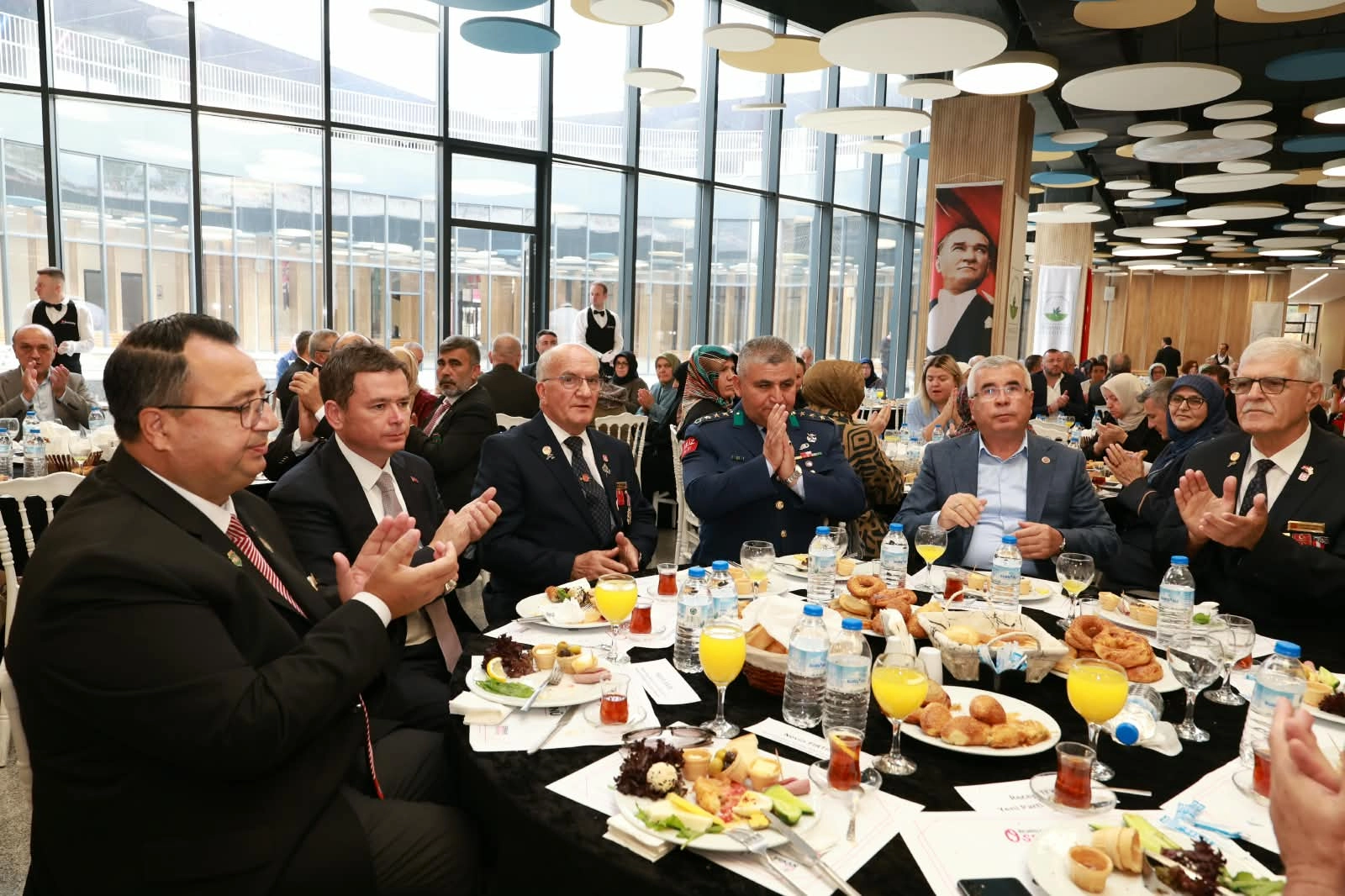 Bursa Osmangazi'de gaziler aynı sofrada