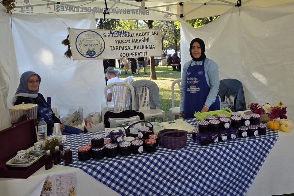 Candarlı kadınlarından Bursa Gastronomi Festivali'nde yaban mersini rüzgârı