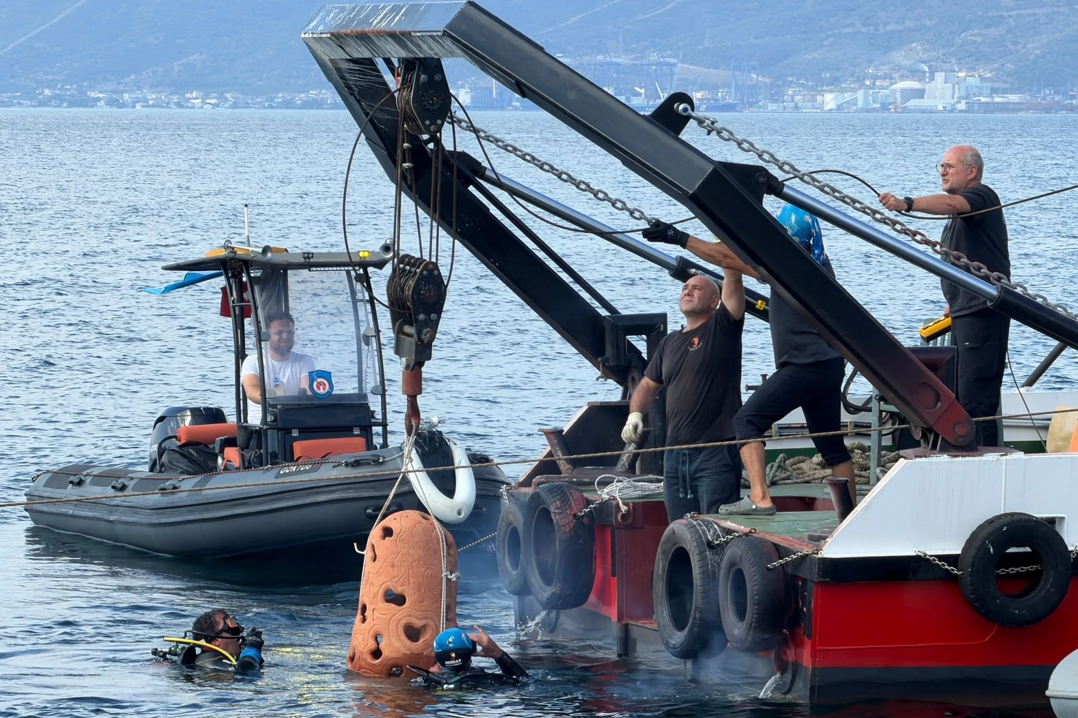 İzmit Körfezi'nde resifler denize indirildi