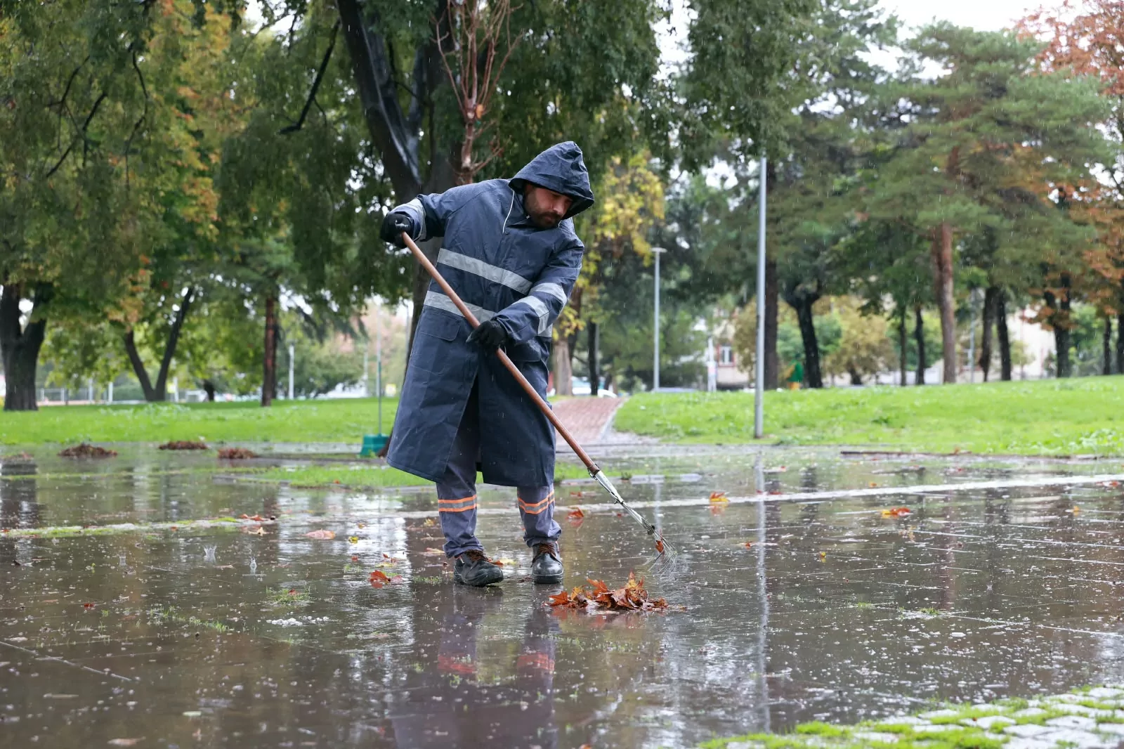 Bursa Osmangazi'de park ve yeşil alanlarda yoğun mesai