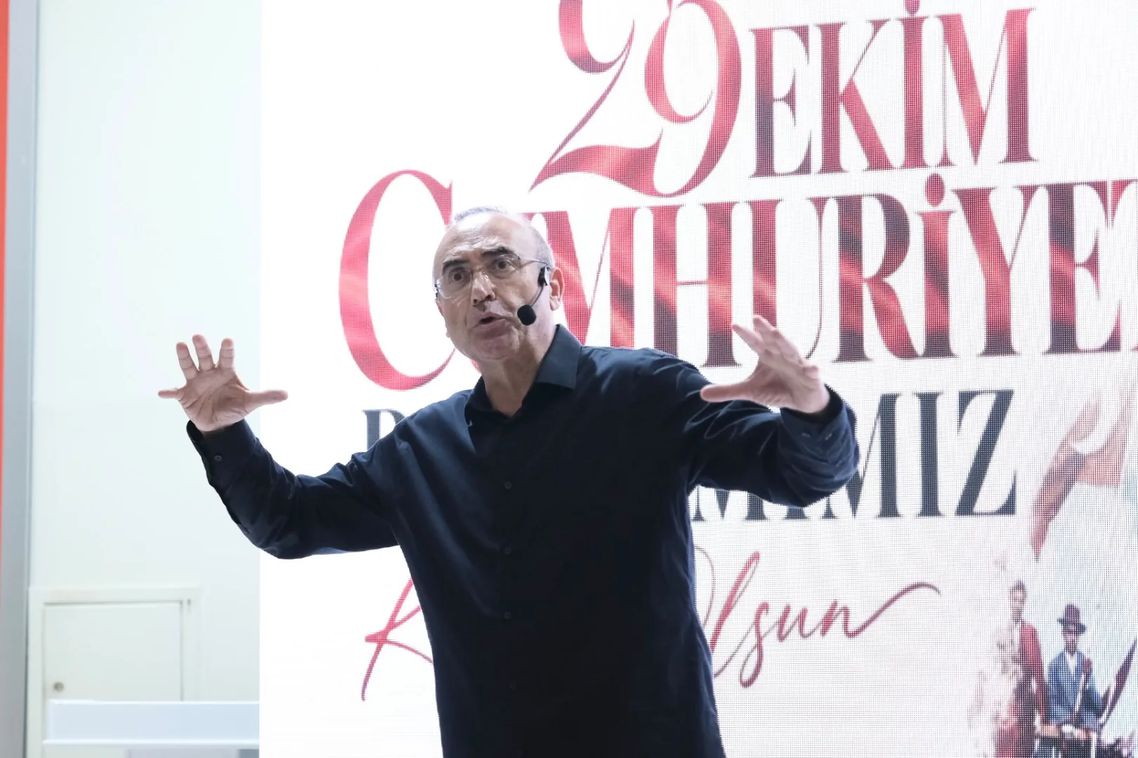 Sunay Akın, 'Cumhuriyete Giden Yol' gösterisiyle İzmitlilerle buluştu